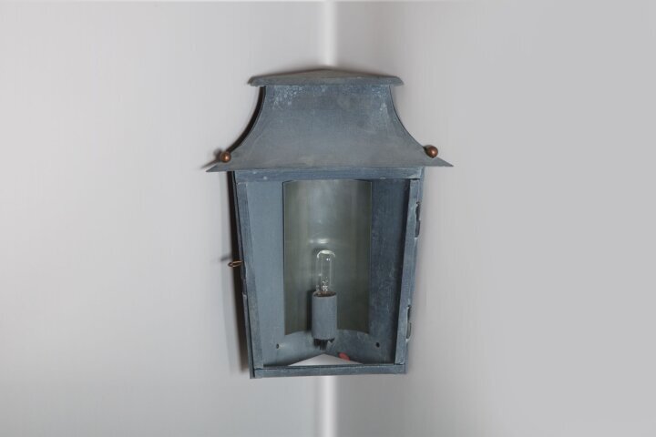 Passy Nr. 269 | historische Ecklampe für die Montage 90° in der Ecke von LumArt.